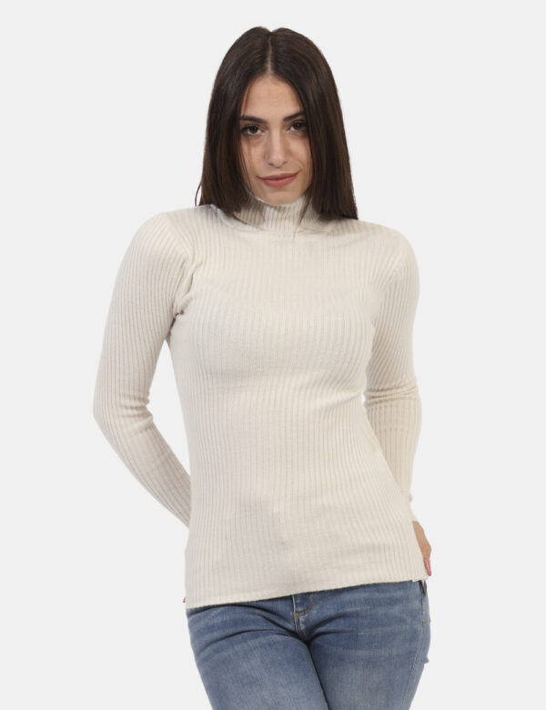 Maglione Ake Bianco - Maglione dolcevita a costina in total bianco panna. La vestibilità è morbida e regolare. Il maglione è