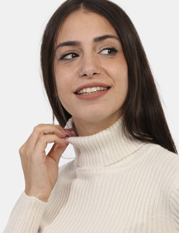 Maglione Ake Bianco - Maglione dolcevita a costina in total bianco panna. La vestibilità è morbida e regolare. Il maglione è