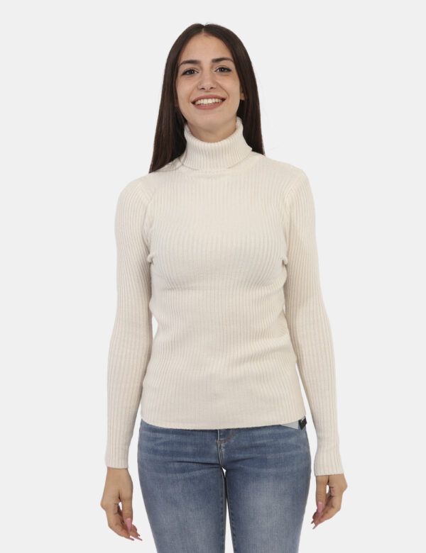 Maglione Ake Bianco - Maglione dolcevita a costina in total bianco panna. La vestibilità è morbida e regolare. Il maglione è