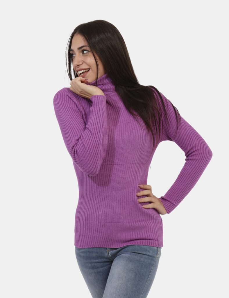 Maglione Ake Viola - Maglione dolcevita a costina in total violetto. La vestibilità è morbida e regolare. Il maglione è adat