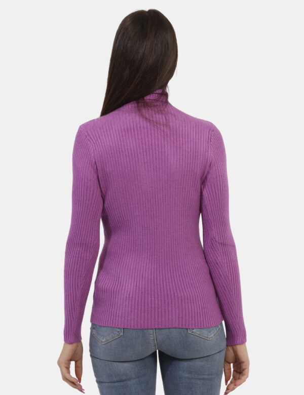 Maglione Ake Viola - Maglione dolcevita a costina in total violetto. La vestibilità è morbida e regolare. Il maglione è adat