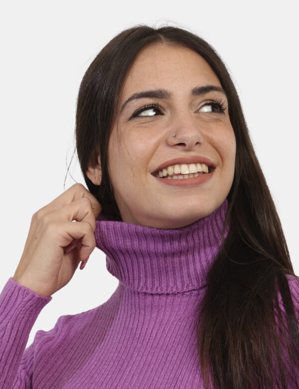 Maglione Ake Viola - Maglione dolcevita a costina in total violetto. La vestibilità è morbida e regolare. Il maglione è adat