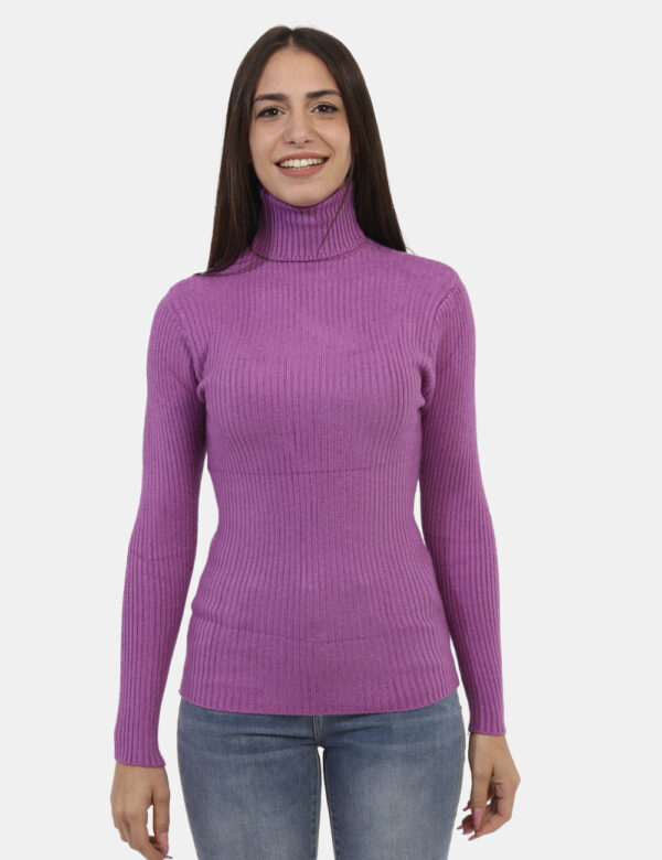 Maglione Ake Viola - Maglione dolcevita a costina in total violetto. La vestibilità è morbida e regolare. Il maglione è adat