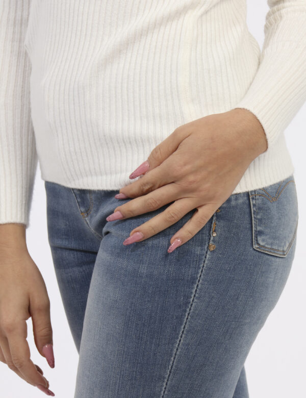 Maglione Ake Panna - Maglione dolcevita a costina in total bianco panna. La vestibilità è morbida e regolare. Il maglione è