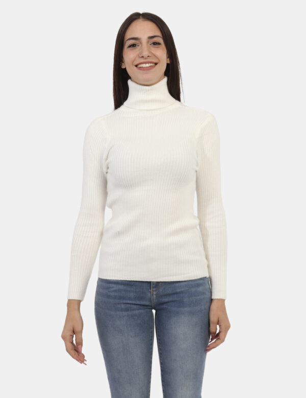 Maglione Ake Panna - Maglione dolcevita a costina in total bianco panna. La vestibilità è morbida e regolare. Il maglione è