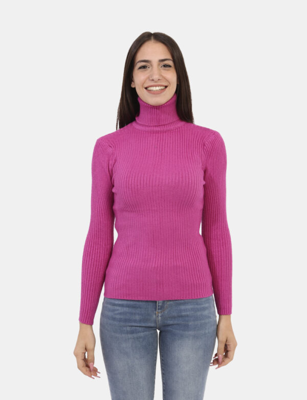 Maglione Ake Rosa - Maglione dolcevita a costina in total rosa intenso. La vestibilità è morbida e regolare. Il maglione è a