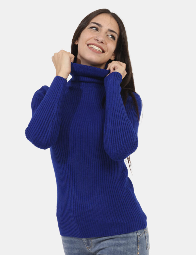 Maglione Ake Blu - Maglione dolcevita a costina in total blu royal. La vestibilità è morbida e regolare. Il maglione è adatt