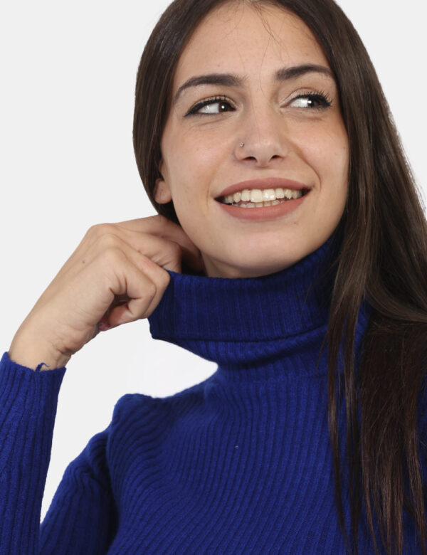 Maglione Ake Blu - Maglione dolcevita a costina in total blu royal. La vestibilità è morbida e regolare. Il maglione è adatt