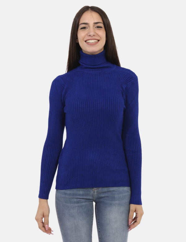 Maglione Ake Blu - Maglione dolcevita a costina in total blu royal. La vestibilità è morbida e regolare. Il maglione è adatt