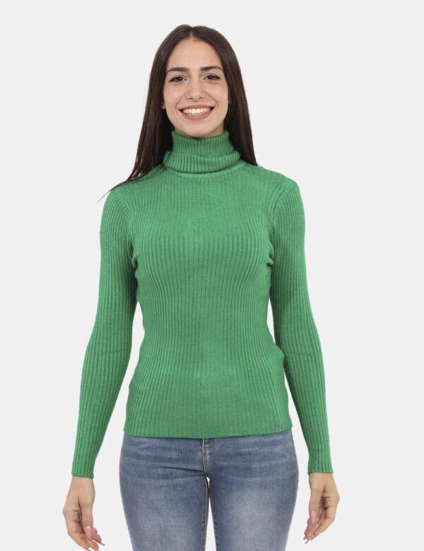 Maglione Ake Verde - Maglione dolcevita a costina in total verde. La vestibilità è morbida e regolare. Il maglione è adatto