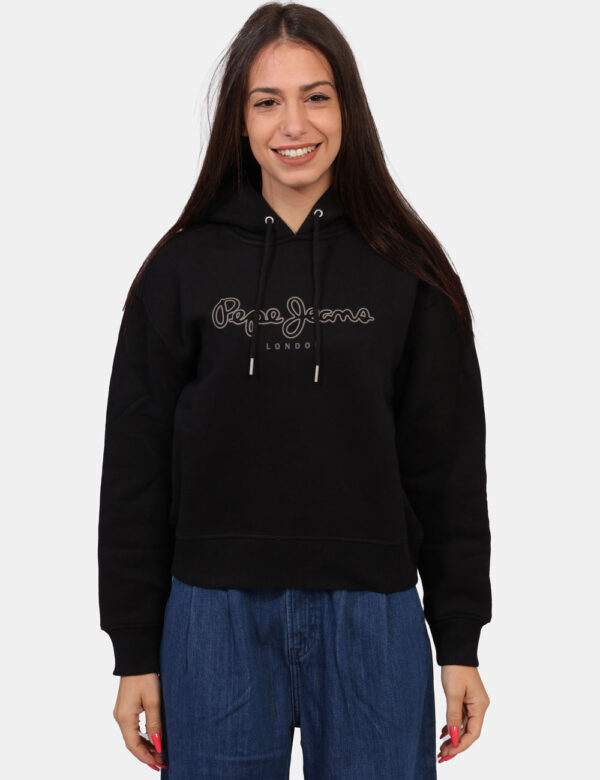 Felpa Pepe Jeans Nero - Felpa basica con cappuccio e coulisse, logo frontale stampato. Comoda e pratica è la soluzione perfe