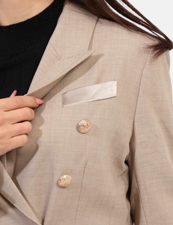 Blazer Yes Zee Beige - Blazer elegante con revers classici e abbottonatura con bottoni dorati, che aggiungono un tocco sofis