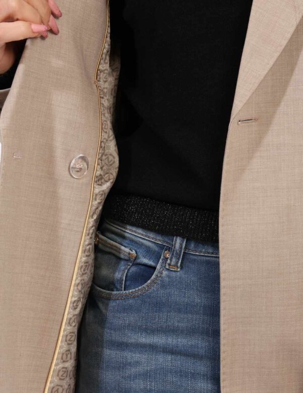 Blazer Yes Zee Beige - Blazer elegante con revers classici e abbottonatura con bottoni dorati, che aggiungono un tocco sofis