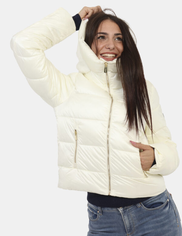 Piumino Yes Zee Bianco - Piumino corto imbottito con zip dorata e cappuccio rivestito esternamente in pelo. Il logo patch su