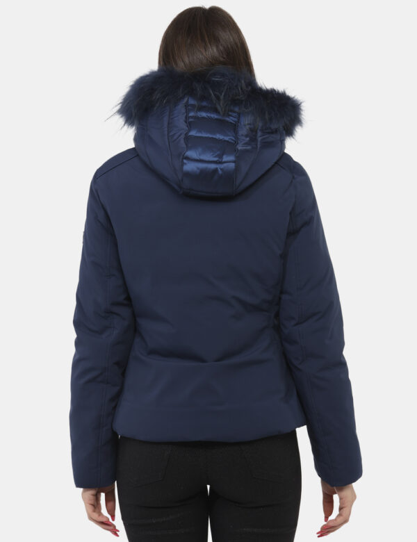 Giacca Yes Zee Blu - Giacca invernale con cappuccio evidenziato da fake fur in total blu navy. Presente tasche a taglio tras