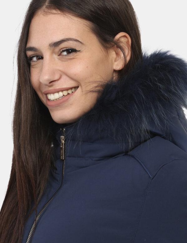 Giacca Yes Zee Blu - Giacca invernale con cappuccio evidenziato da fake fur in total blu navy. Presente tasche a taglio tras