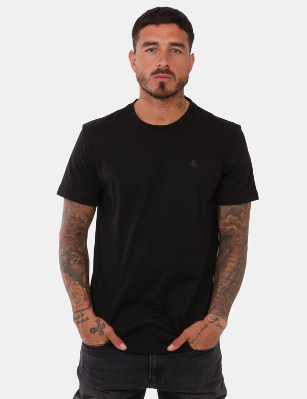 T-shirt Calvin Klein Nero - T-shirt classica in total nero con logo brand ad altezza cuore in tono su tono. Presenta big sta