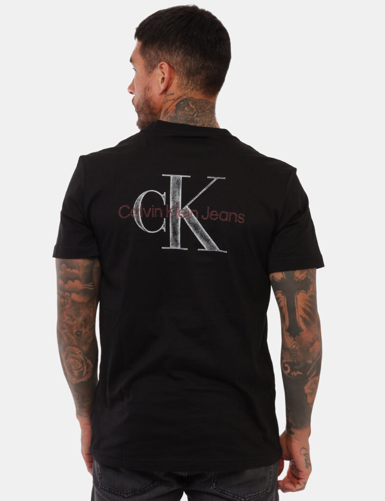 T-shirt Calvin Klein Nero - T-shirt classica in total nero con logo brand ad altezza cuore in tono su tono. Presenta big sta