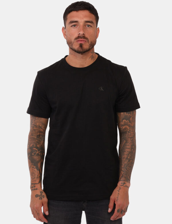 T-shirt Calvin Klein Nero - T-shirt classica in total nero con logo brand ad altezza cuore in tono su tono. Presenta big sta