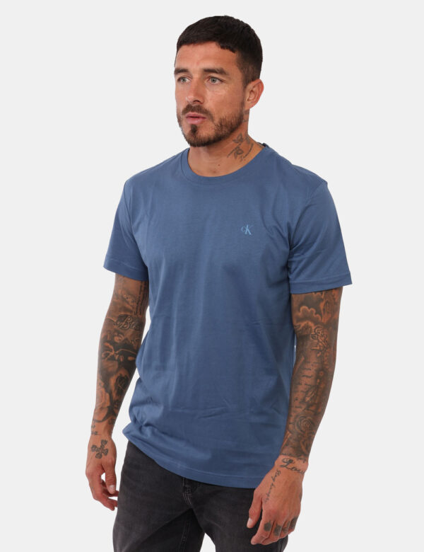 T-shirt Calvin Klein Blu - T-shirt classica in total blu con logo brand ad altezza cuore in tono su tono. Presenta big stamp