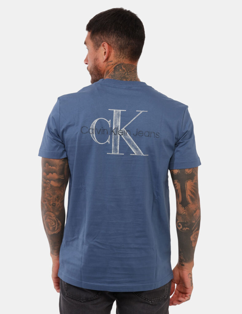 T-shirt Calvin Klein Blu - T-shirt classica in total blu con logo brand ad altezza cuore in tono su tono. Presenta big stamp