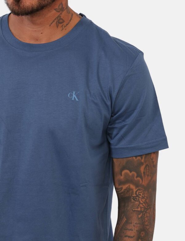 T-shirt Calvin Klein Blu - T-shirt classica in total blu con logo brand ad altezza cuore in tono su tono. Presenta big stamp