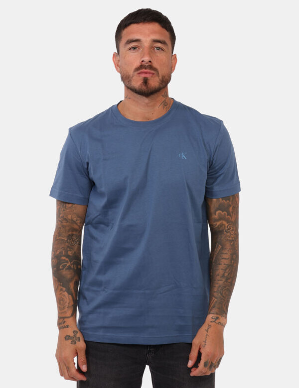 T-shirt Calvin Klein Blu - T-shirt classica in total blu con logo brand ad altezza cuore in tono su tono. Presenta big stamp