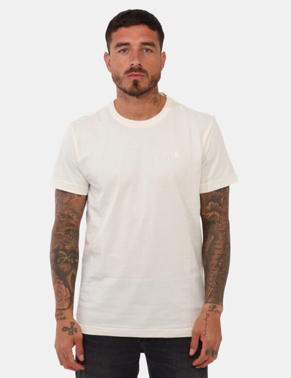 T-shirt Calvin Klein Bianco - T-shirt classica in total bianco con logo brand ad altezza cuore. Presente big stampa logo bra