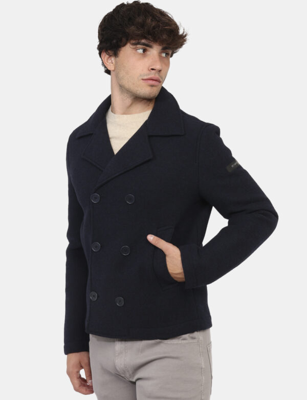 Cappotto Yes Zee Blu - Cappotto corto classico in total blu navy con tasche a taglio trasversale. La vestibilità è morbida e