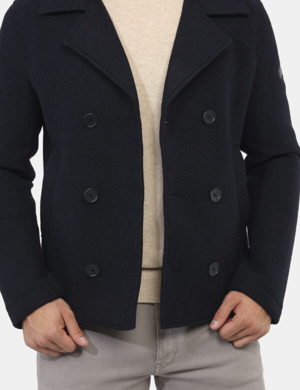 Cappotto Yes Zee Blu - Cappotto corto classico in total blu navy con tasche a taglio trasversale. La vestibilità è morbida e