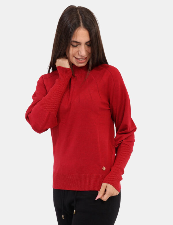 Maglione Yes Zee Rosso - Maglione in rosso con mezzo collo a coste. Le scanalature simili a pence donano definizione alla si