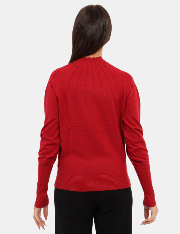 Maglione Yes Zee Rosso - Maglione in rosso con mezzo collo a coste. Le scanalature simili a pence donano definizione alla si