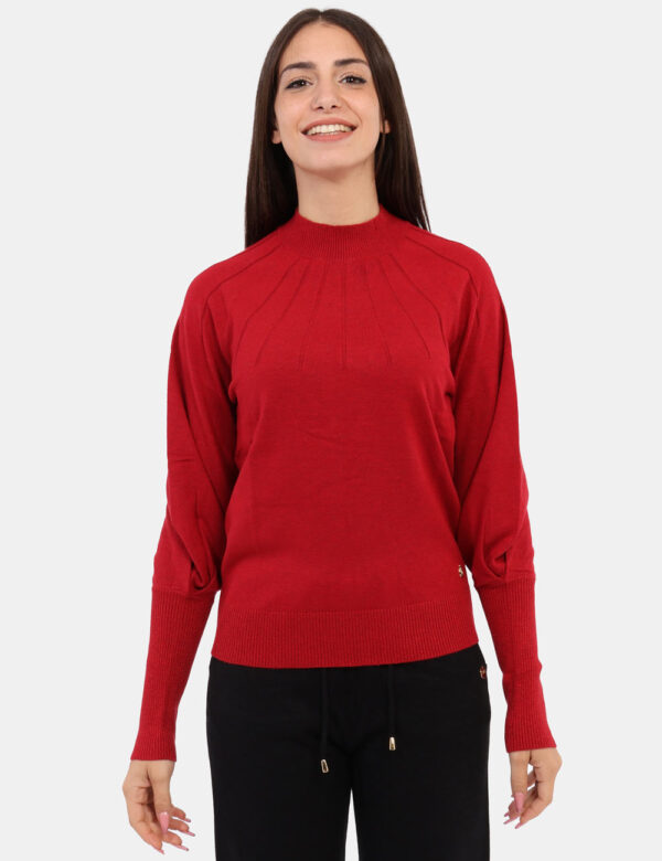 Maglione Yes Zee Rosso - Maglione in rosso con mezzo collo a coste. Le scanalature simili a pence donano definizione alla si