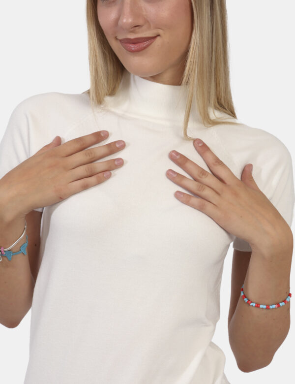 Maglia Yes Zee Bianco - Maglia a maniche corte con collo alto in total bianco avorio. La vestibilità è morbida e regolare. L