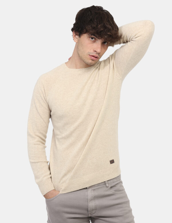 Maglione Yes Zee Beige - Maglione classico in misto lana con maniche raglan ed in total beige. La vestibilità è morbida e re