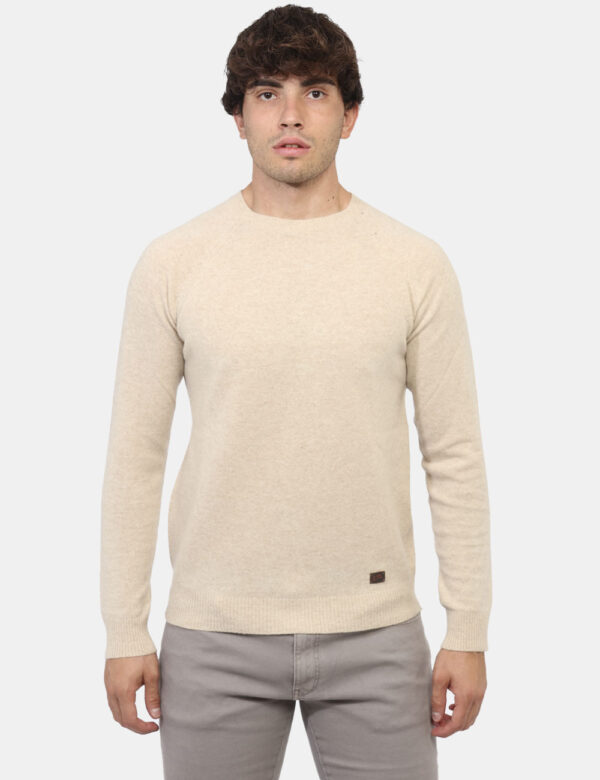 Maglione Yes Zee Beige - Maglione classico in misto lana con maniche raglan ed in total beige. La vestibilità è morbida e re