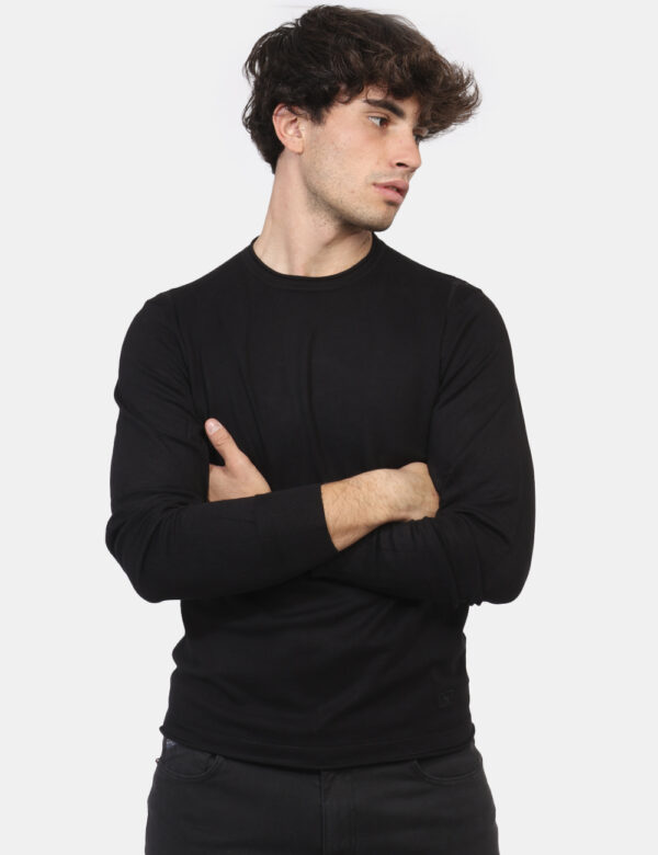 Maglione Yes Zee Nero - Maglione con girocollo classico in total nero. La vestibilità è morbida e regolare. Il maglione è ad