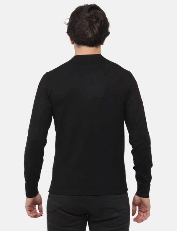 Maglione Yes Zee Nero - Maglione con girocollo classico in total nero. La vestibilità è morbida e regolare. Il maglione è ad