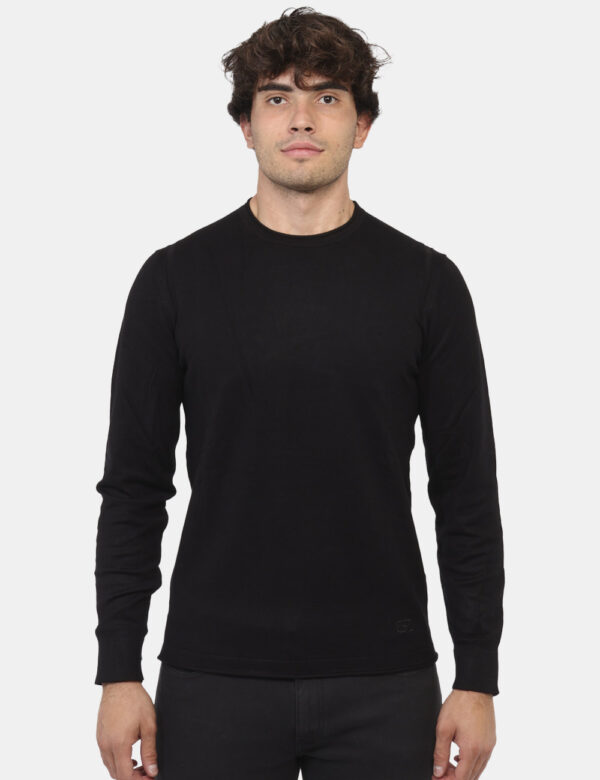 Maglione Yes Zee Nero - Maglione con girocollo classico in total nero. La vestibilità è morbida e regolare. Il maglione è ad