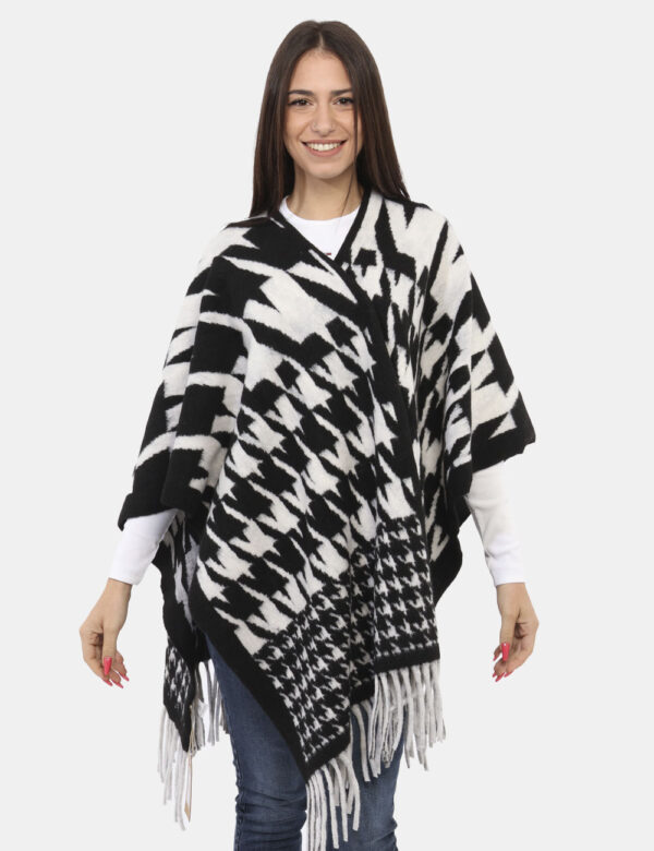 Poncho Concept83 Nero - Poncho simil sciarpone in total bianco e nero con frangia. L'indossatura è morbida e avvolgente. Ide