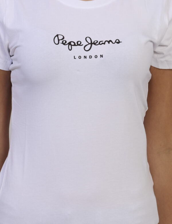 T-shirt Pepe Jeans Bianco - T-shirt corta in total bianco con stampa logo brand nera. La vestibilità è morbida e regolare. L