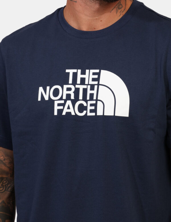 T-shirt The North Face Blu - T-shirt in total blu navy con logo brand centrale. La vestibilità è morbida e regolare. La t-sh