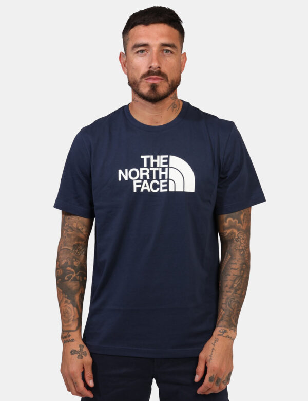 T-shirt The North Face Blu - T-shirt in total blu navy con logo brand centrale. La vestibilità è morbida e regolare. La t-sh