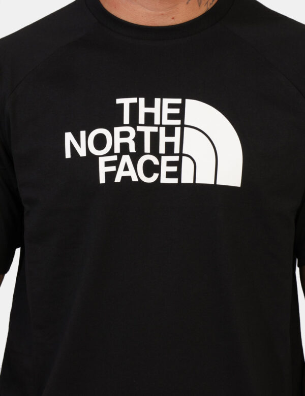 T-shirt The North Face Nero - T-shirt in total nero con logo brand centrale. La vestibilità è morbida e regolare. La t-shirt