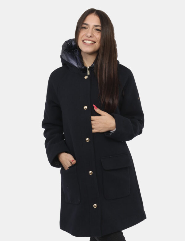 Cappotto Yes Zee Blu - Originale cappotto lungo con cappuccio in total navy. Il capo gode d'interno a piumino più tasche a t