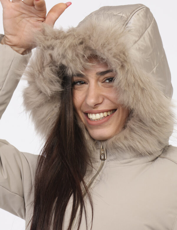 Giacca Yes Zee Beige - Giacca invernale con cappuccio evidenziato da fake fur in total beige. Presente tasche a taglio trasv