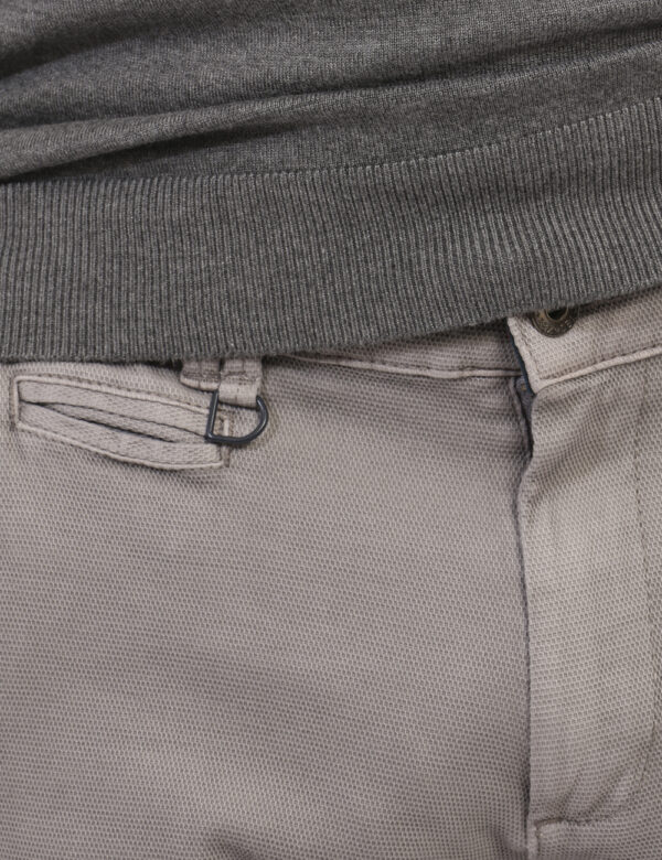 Pantaloni Yes Zee Grigio - Pantaloni simil jeans in total grigio. Presenti tasche sagomate sul fronte e tasche a taglio sul