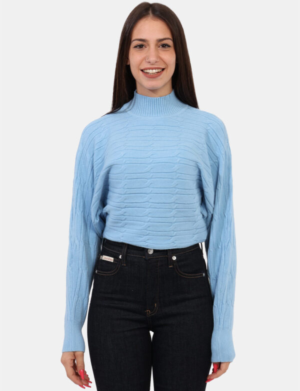 Maglione Materica Azzurro - Maglia corta con collo alto, in total celeste e trama intrecciata. La vestibilità è morbida e re