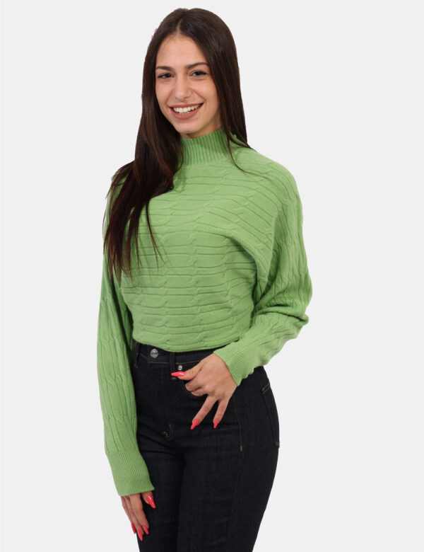 Maglione Materica Verde - Maglia corta con collo alto, in total verde acido e trama intrecciata. La vestibilità è morbida e