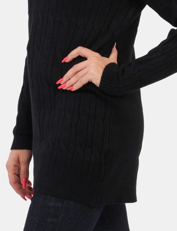 Maglione Materica Nero - Maglione lungo in total nero, con trama intrecciata e collo alto. La vestibilità è morbida e regola